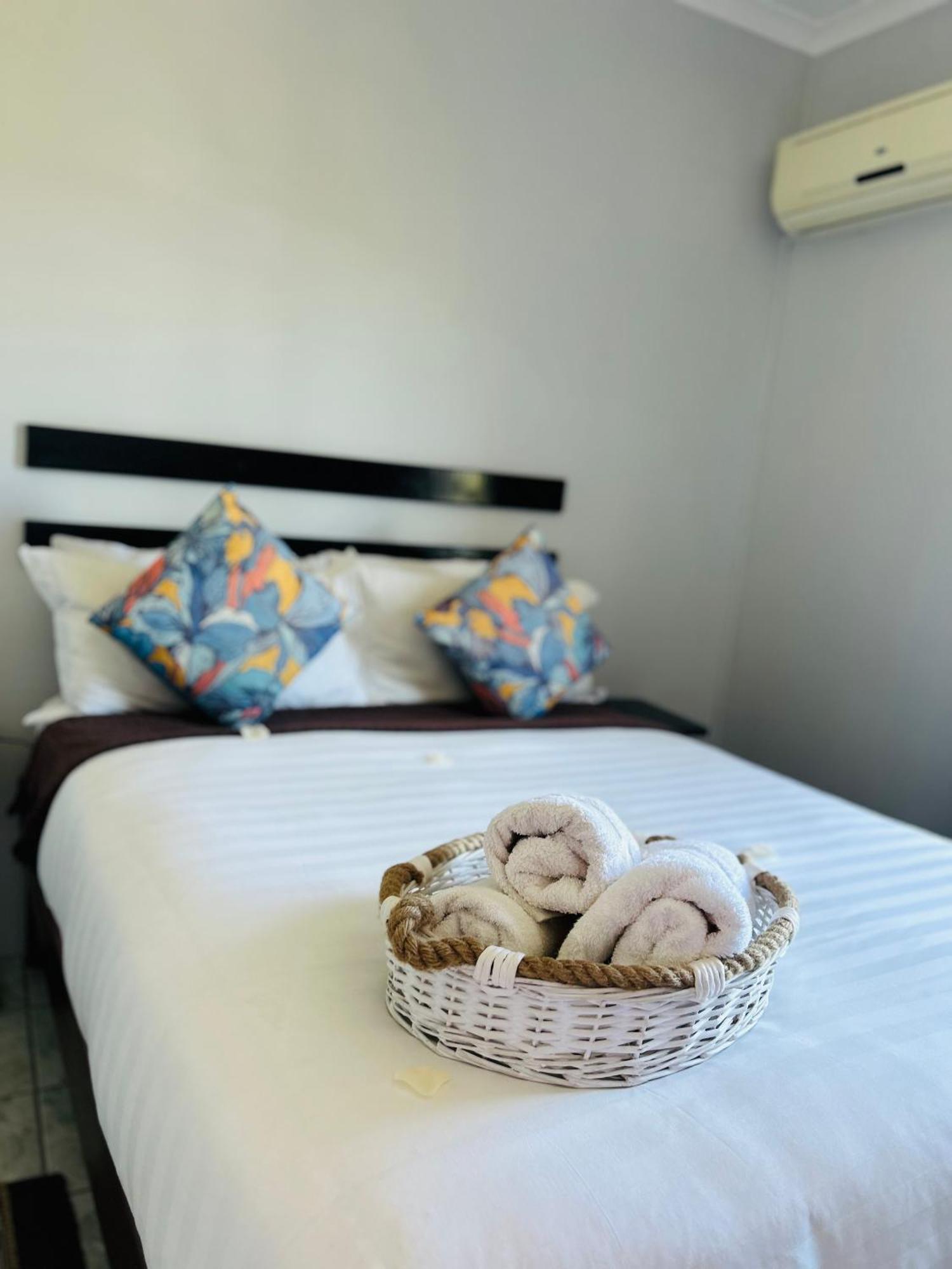 Skyfly Bed & Breakfast マンジニ エクステリア 写真