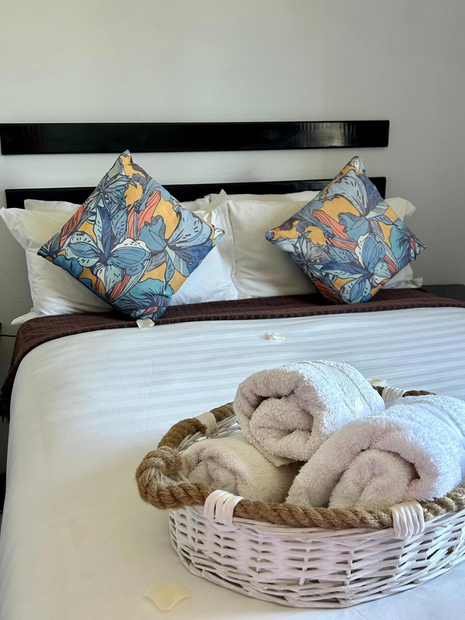 Skyfly Bed & Breakfast マンジニ エクステリア 写真