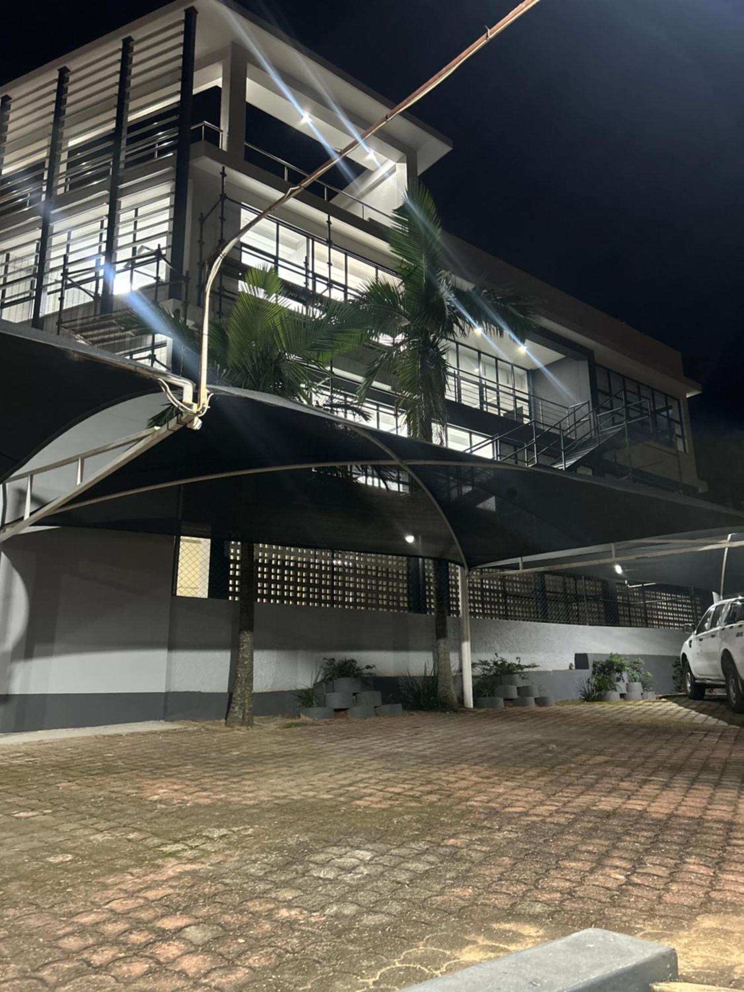 Skyfly Bed & Breakfast マンジニ エクステリア 写真