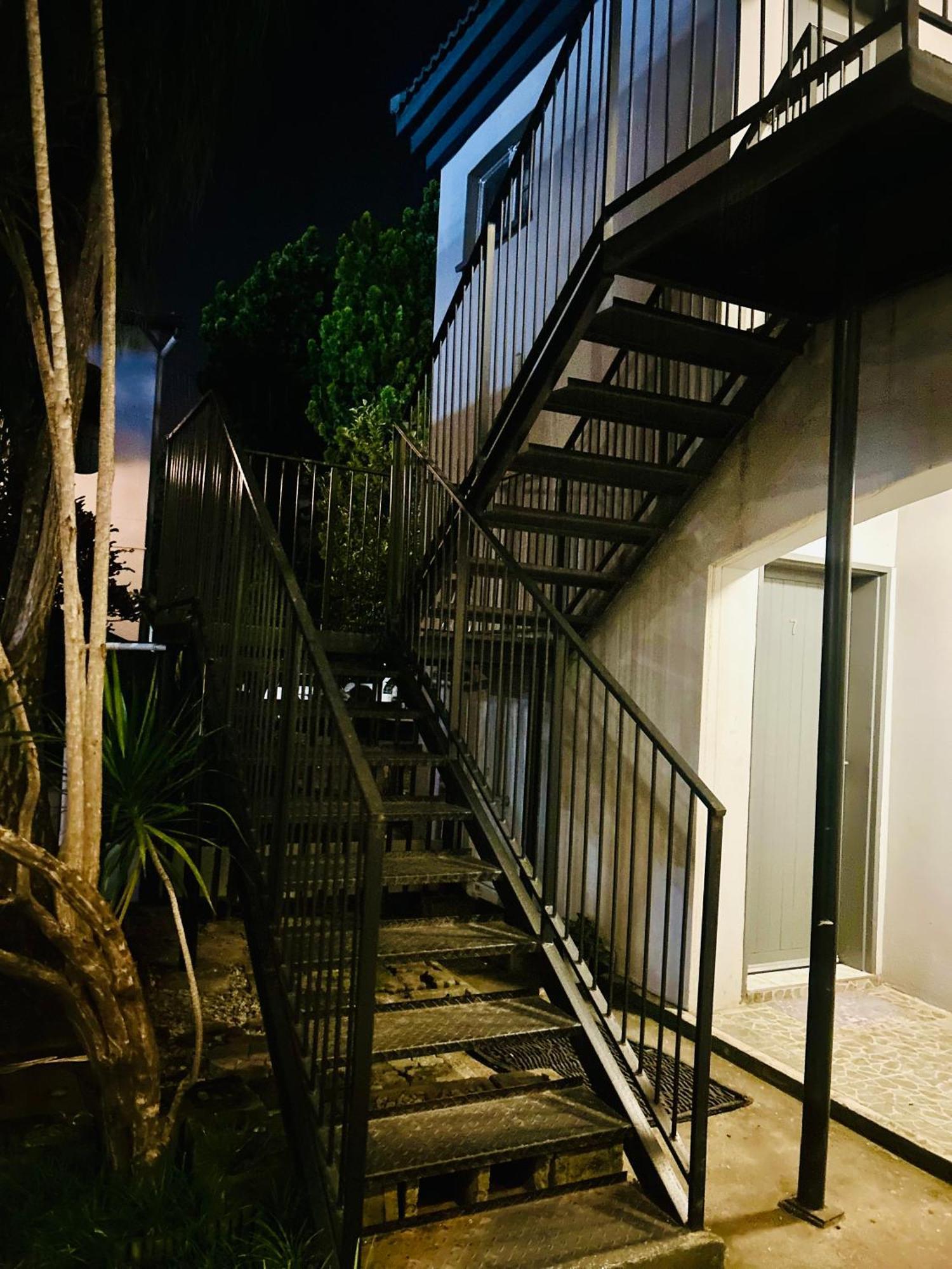 Skyfly Bed & Breakfast マンジニ エクステリア 写真